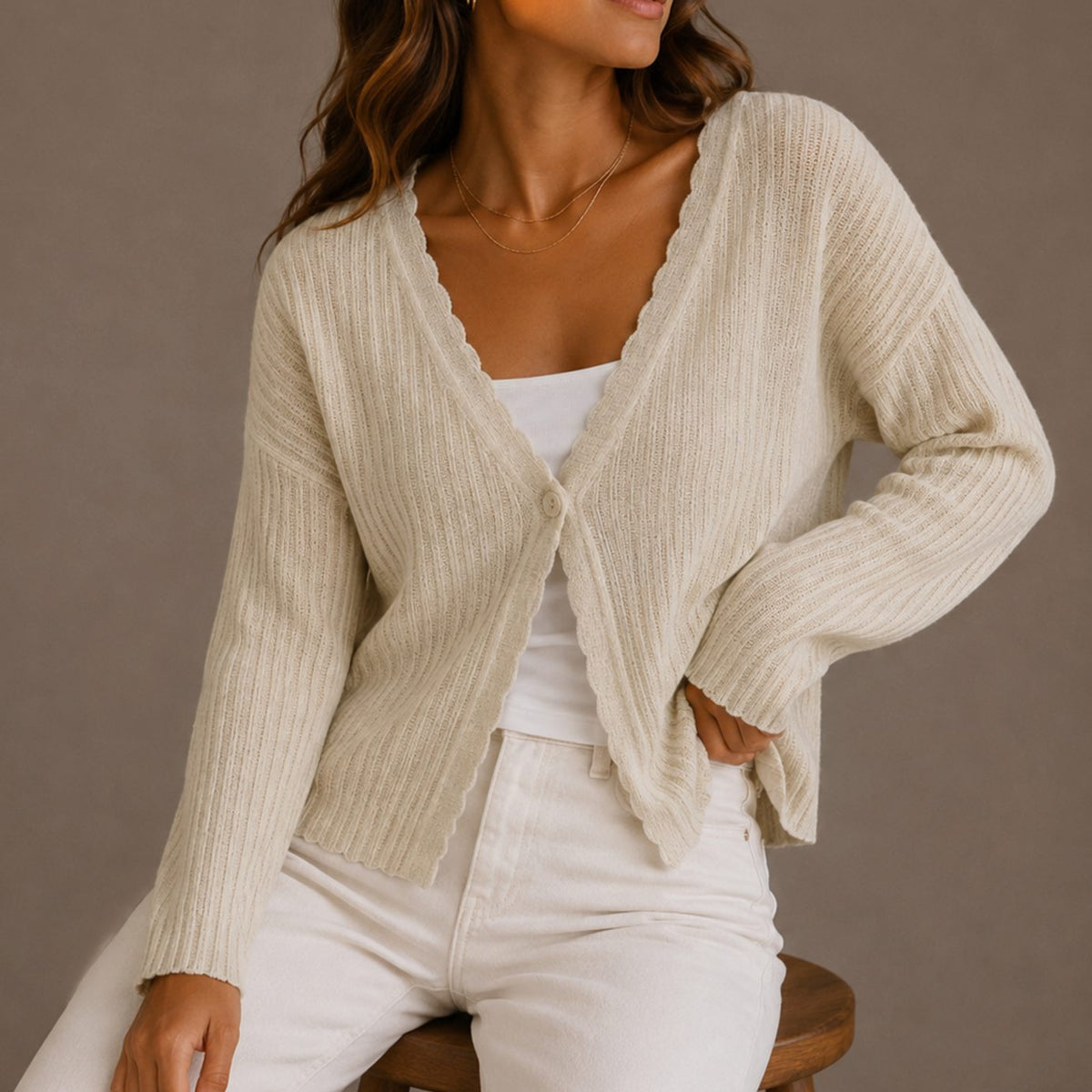 Chaqueta de punto festoneada disponible en varios colores