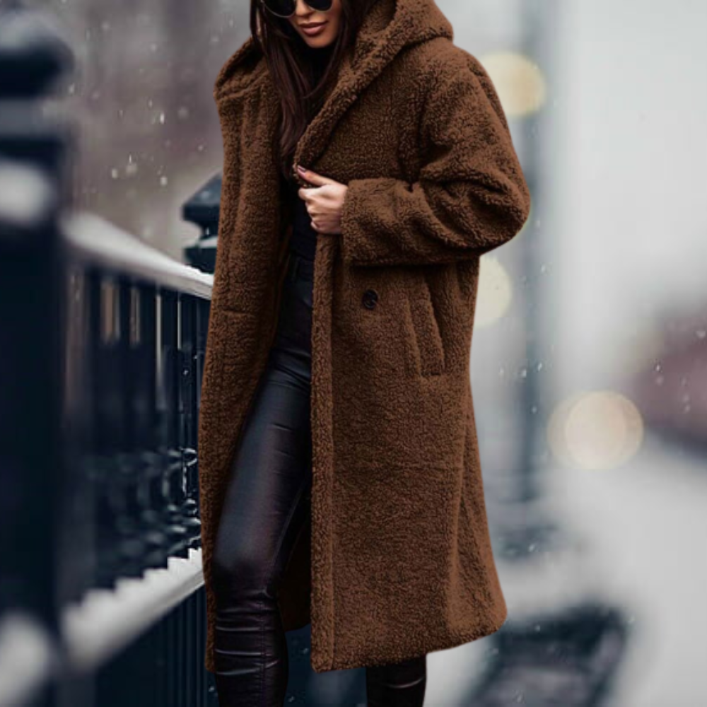 Modelo luciendo el abrigo Aurele en look casual de invierno