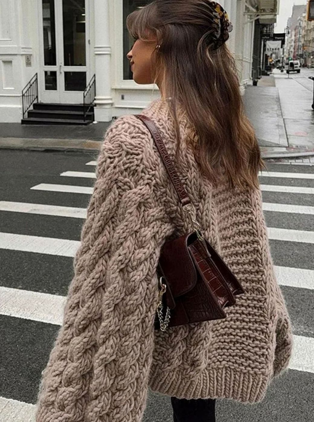 Detalle del punto trenzado grueso del jersey oversize de mujer
