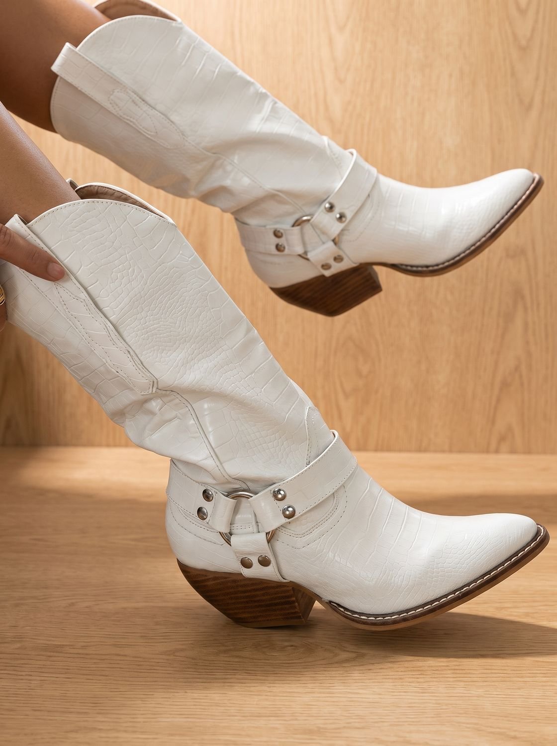 Botas cowboy BRINDALE con estampado de vaca y tacón ancho, vista frontal completa