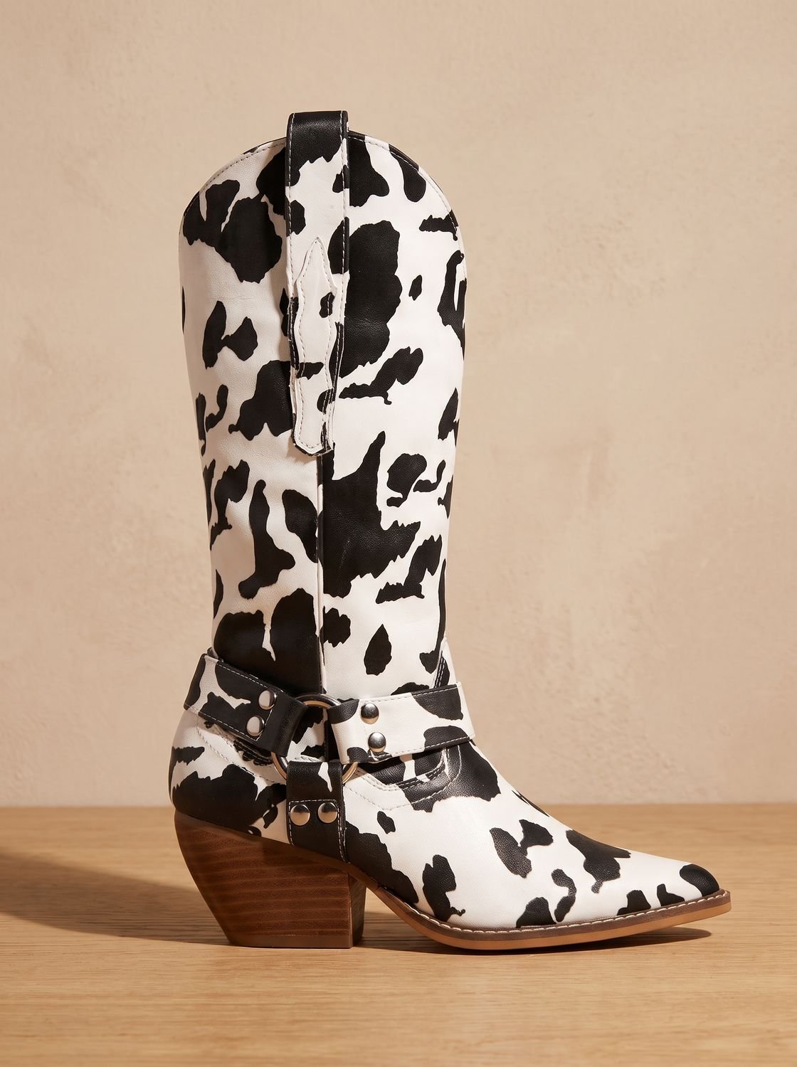 Botas cowboy de mujer combinadas con look casual para eventos y festivales