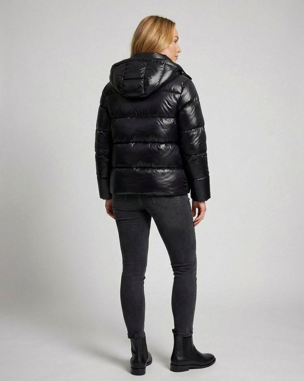 Plumífero acolchado holgado combinado con leggings y zapatillas