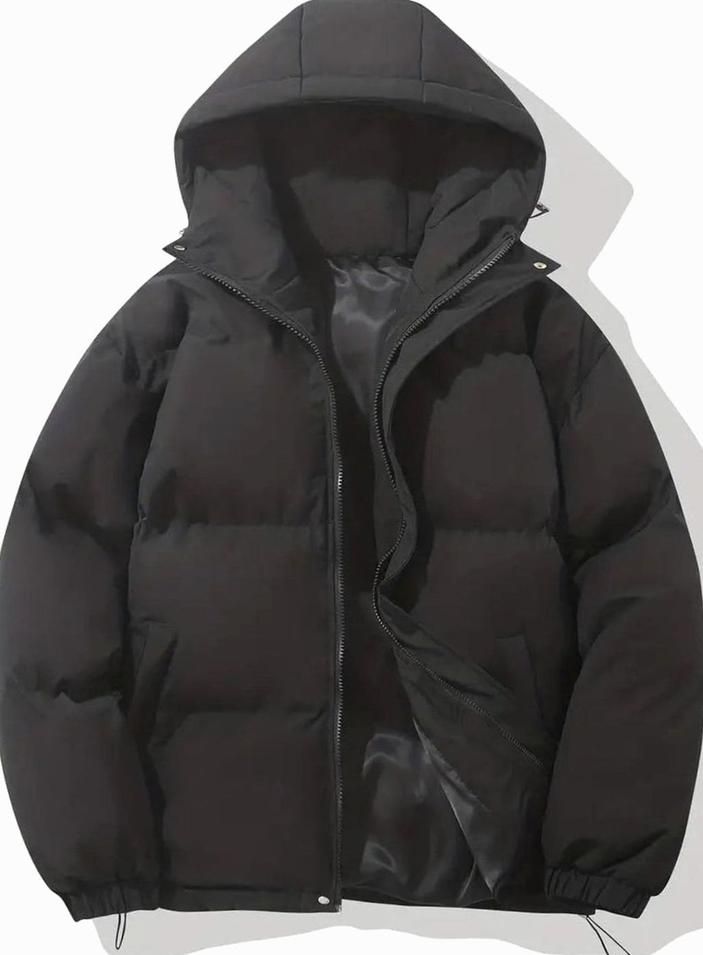 Detalle de la capucha fija con cordón ajustable de la chaqueta BRIVELLA
