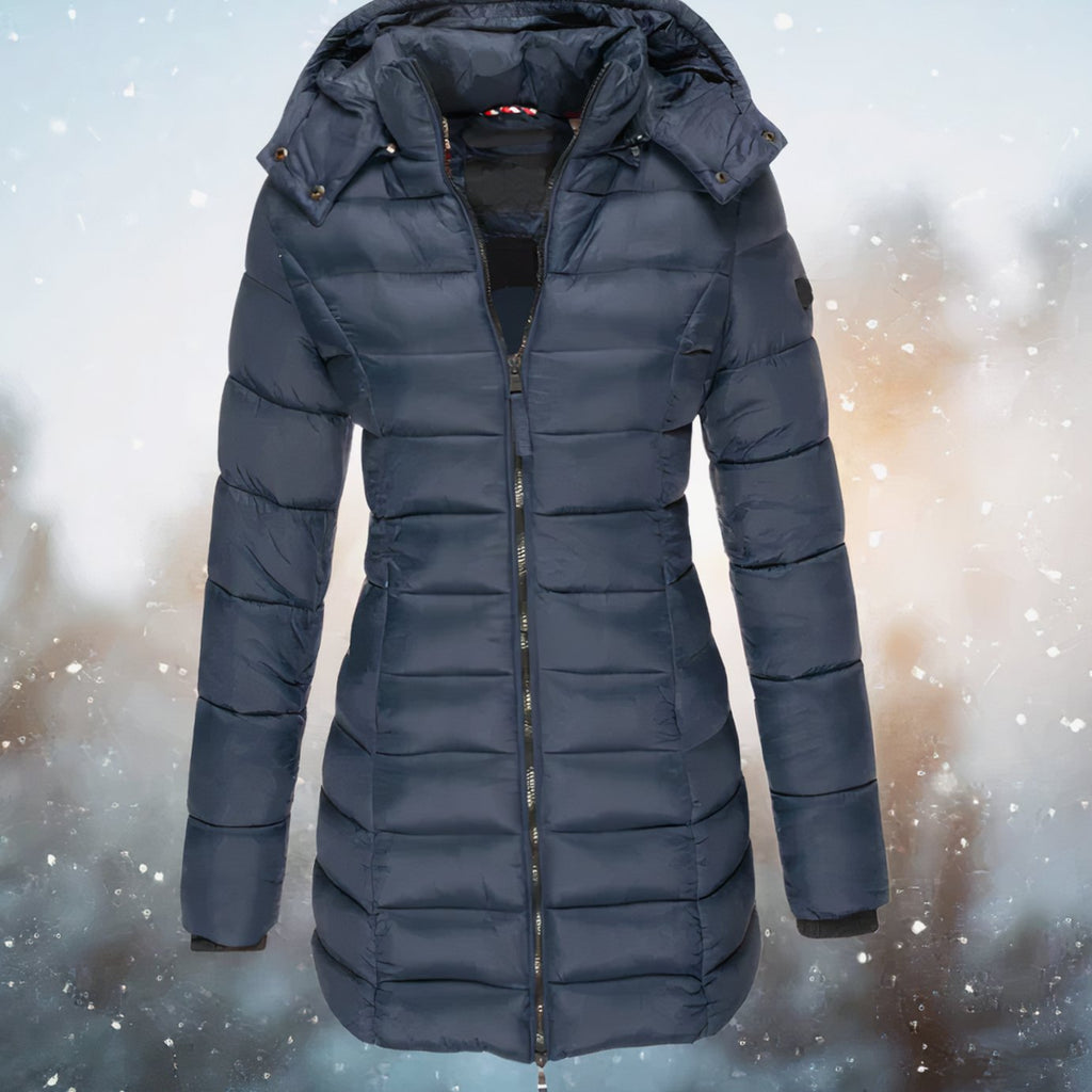 Mujer con abrigo largo acolchado con capucha desmontable, estilo invierno entallado