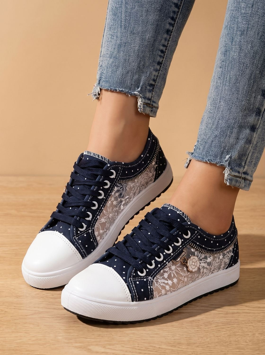 Vista trasera de zapatilla ortopédica con plataforma y malla floral