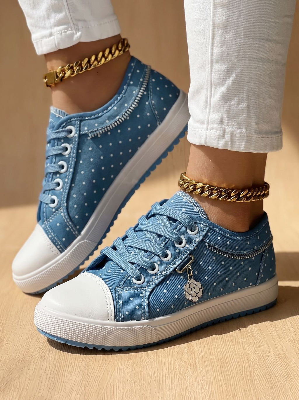 Par de zapatillas ortopédicas Clarisa mostrando diseño completo