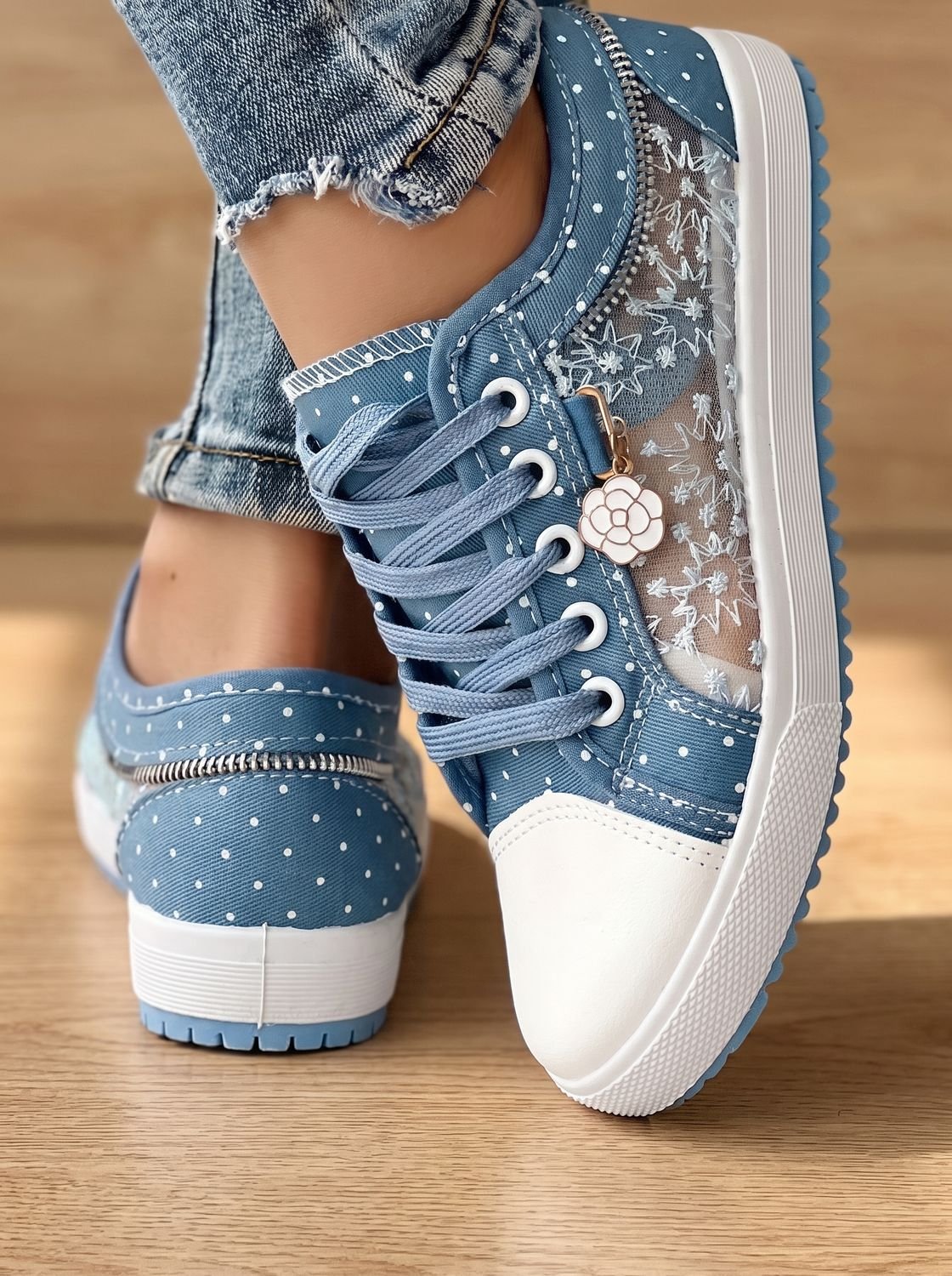 Detalle de la malla bordada floral semitransparente en zapatilla ortopédica