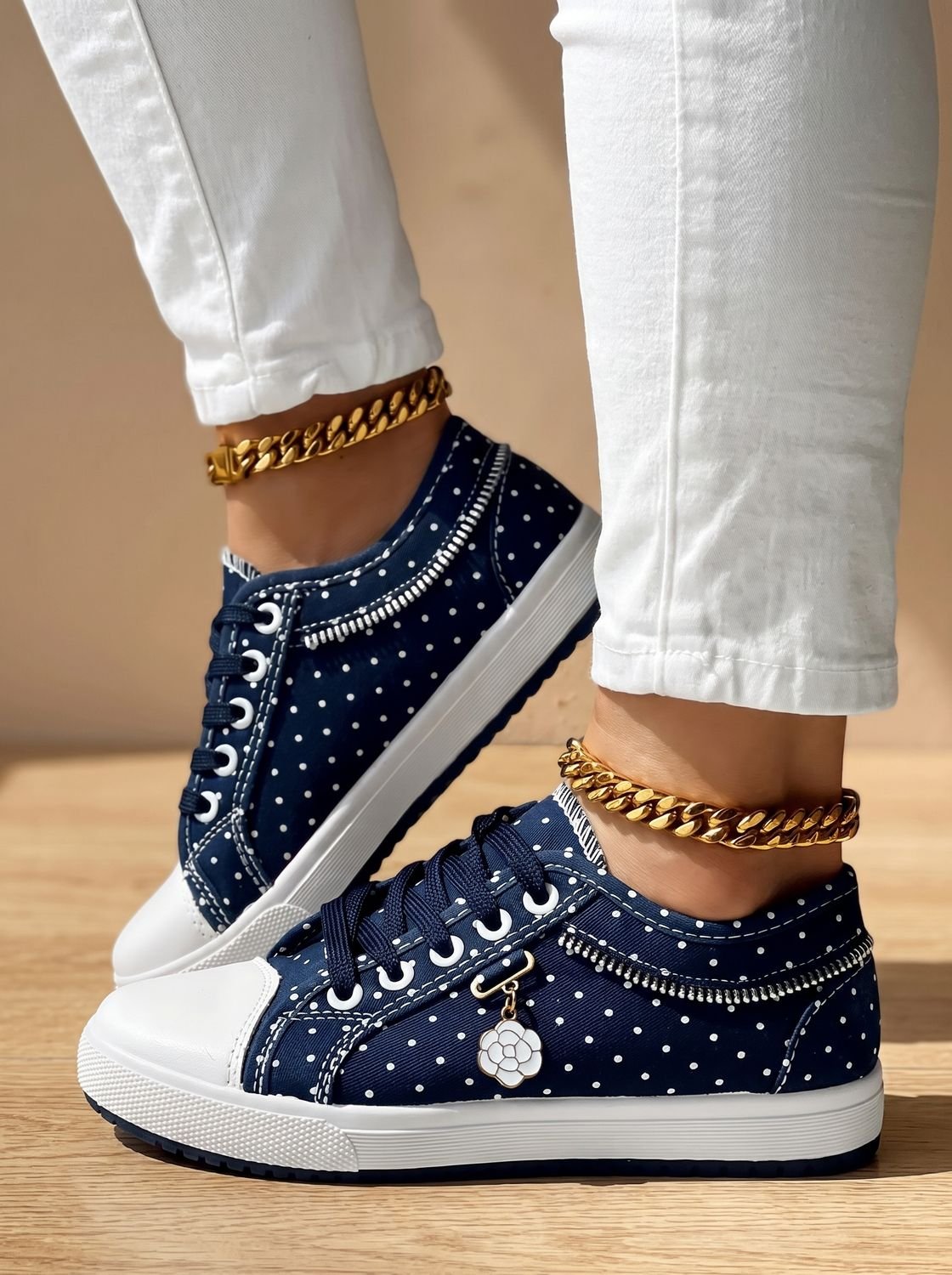 Zapatilla ortopédica Clarisa combinada con look casual de jeans