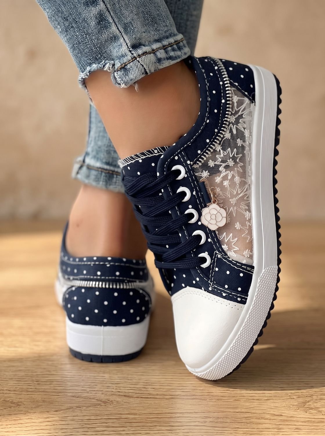Zapatillas ortopédicas de mujer en tono azul con detalles florales