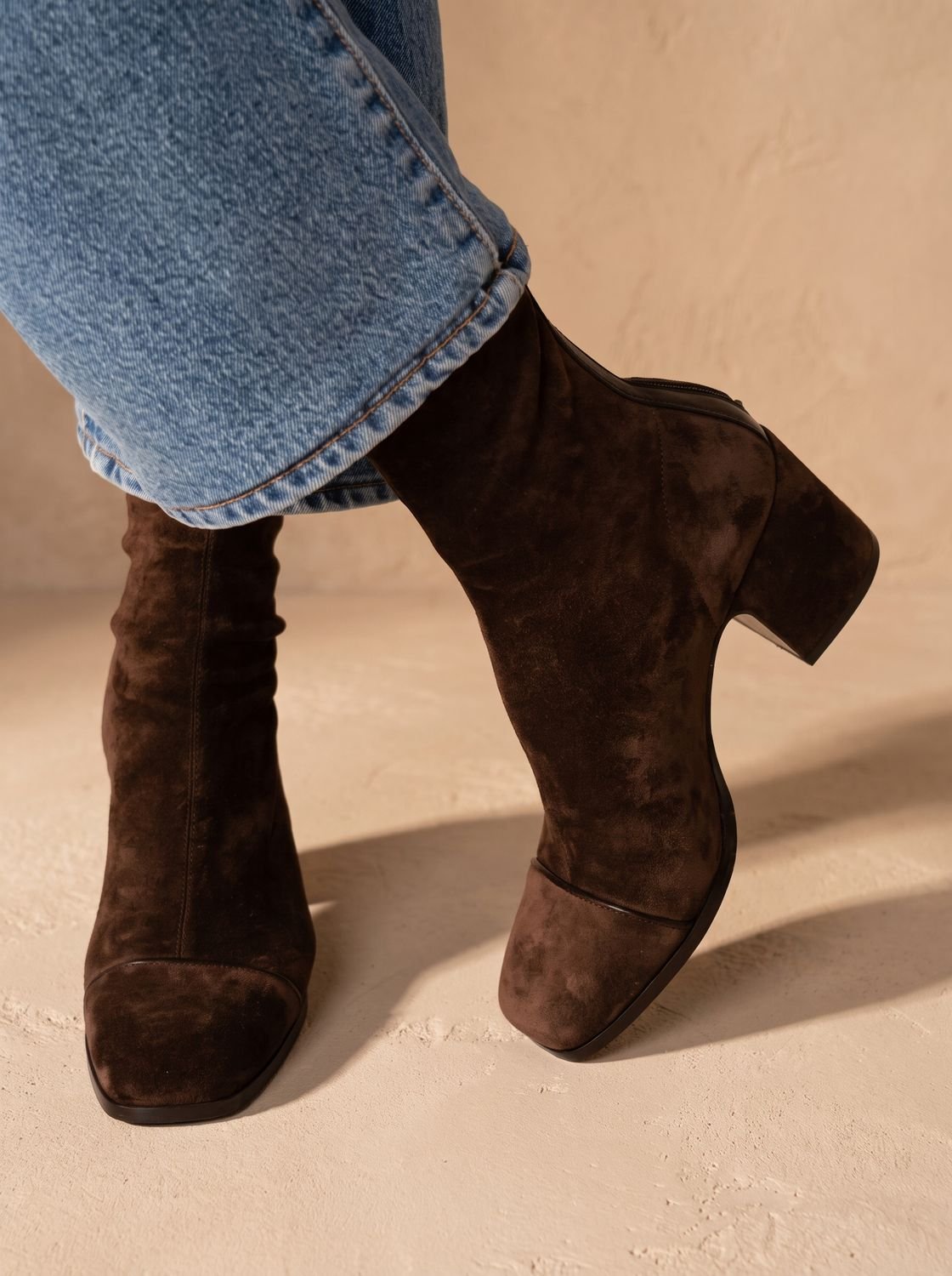 Botines de ante marrón oscuro con puntera cuadrada y tacón ancho para mujer