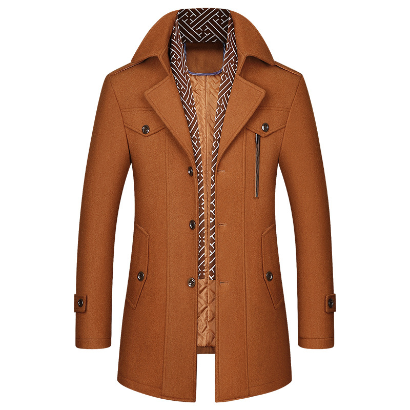 Modelo luciendo el abrigo clásico de invierno para hombre