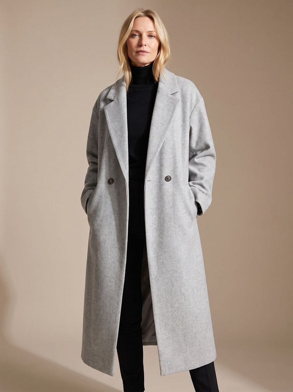 Mujer con abrigo largo cruzado ISOLDE de doble botonadura en look de invierno