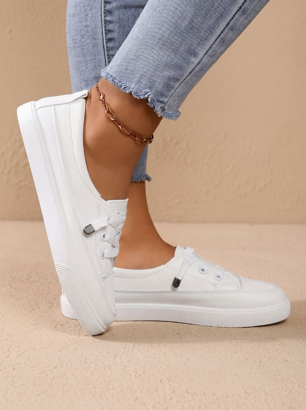 Zapatillas Lyra en color beige combinadas con look casual