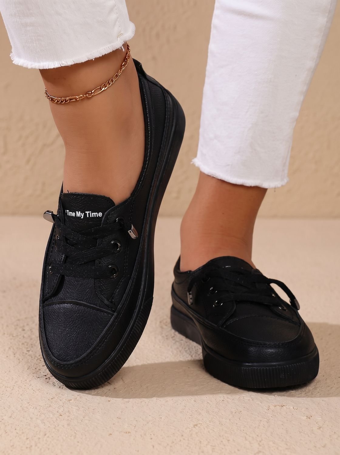 Zapatillas Lyra en color negro con cierre de cordones planos