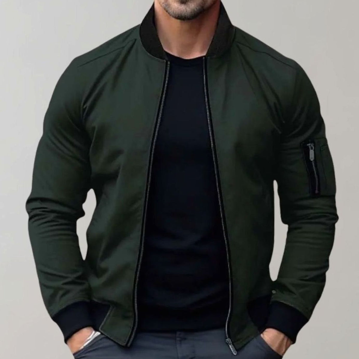 Hombre luciendo la cazadora bomber slim fit combinada con camiseta básica