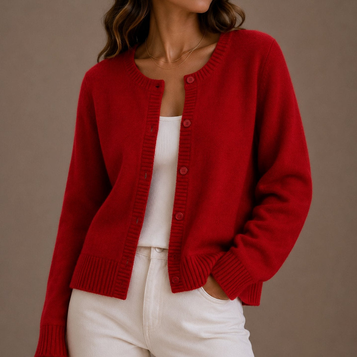 Detalle del cuello redondo clásico de la chaqueta de punto