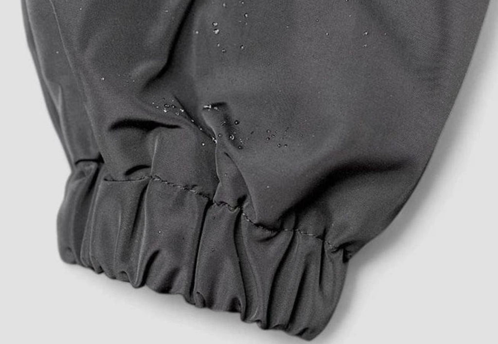 Detalle de la caída y el largo de la gabardina oversize para mujer