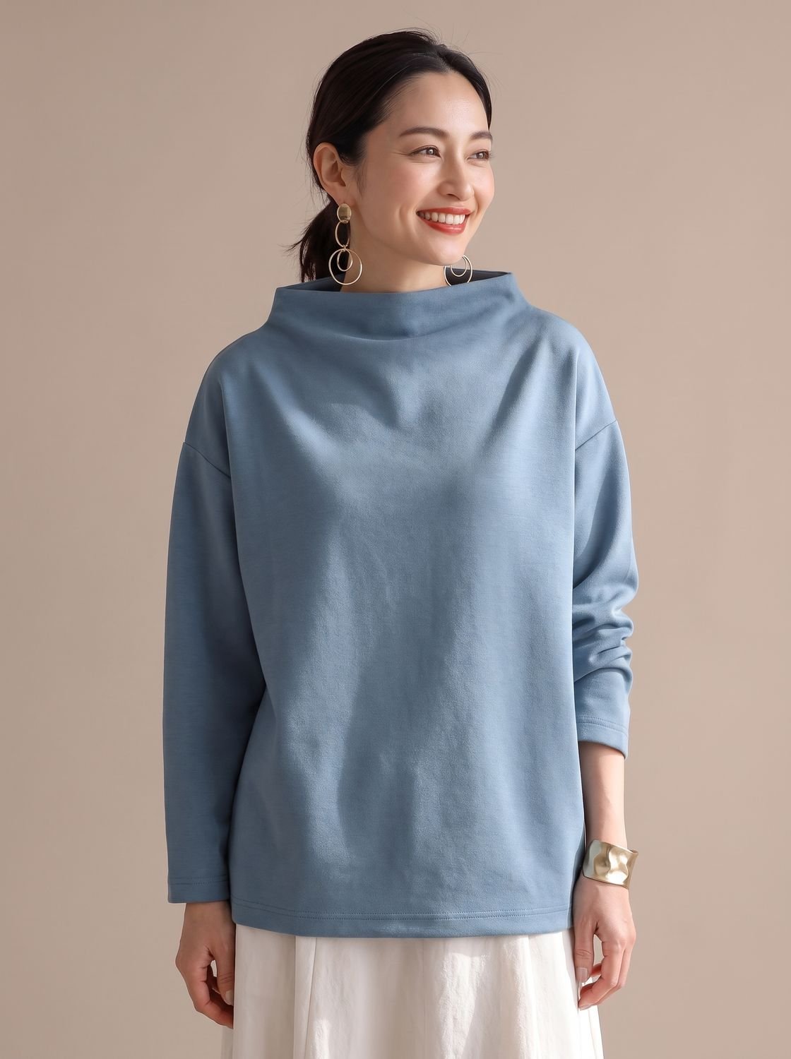 Detalle del cuello alto de la camiseta de manga larga para mujer