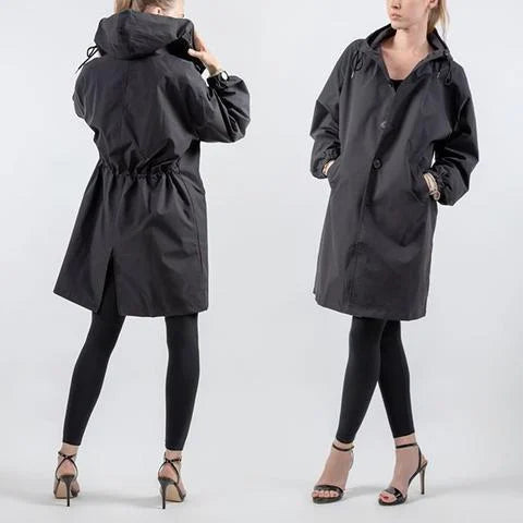 Gabardina SELVARIA combinada con vaqueros para look casual de entretiempo