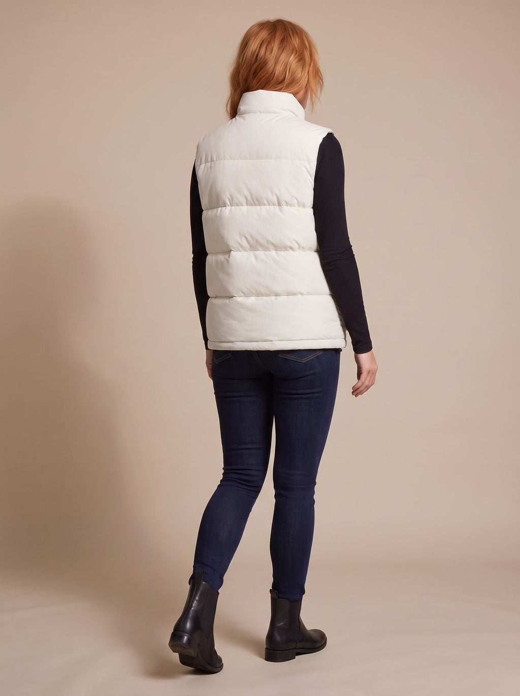 Chaleco acolchado SOLMIRA FROST en negro combinado con jersey de manga larga