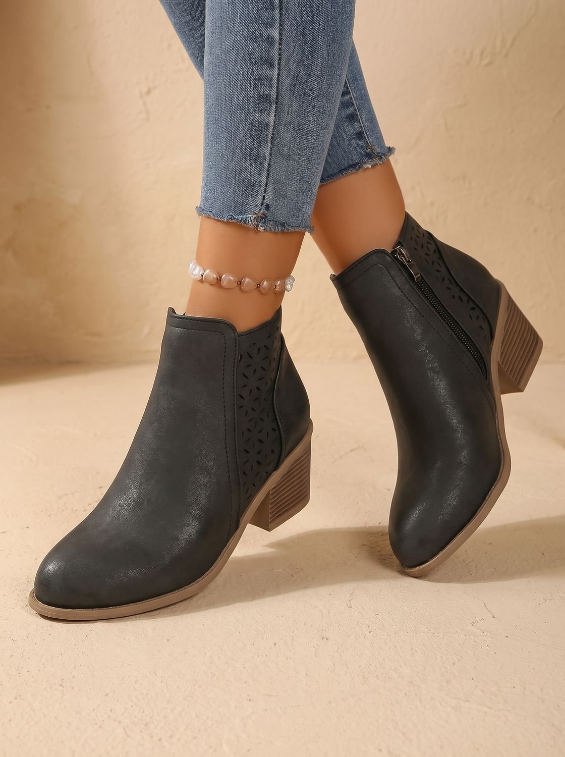 Botines ortopédicos combinados con look casual de vaqueros