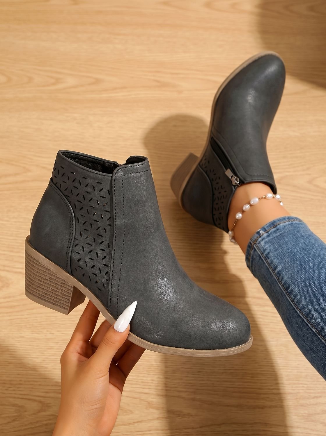 Botines ortopédicos combinados con falda midi para look elegante