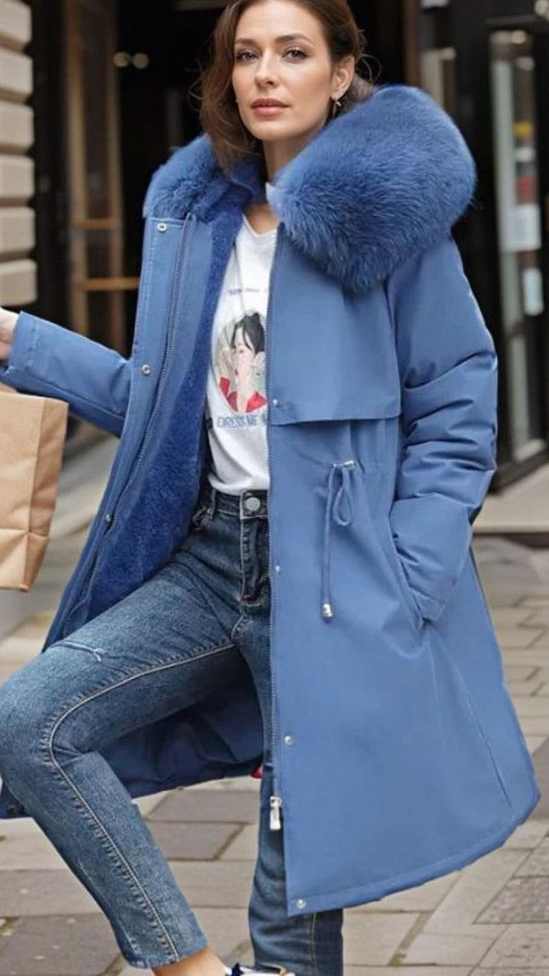 Mujer con parka impermeable de invierno con capucha de pelo sintético