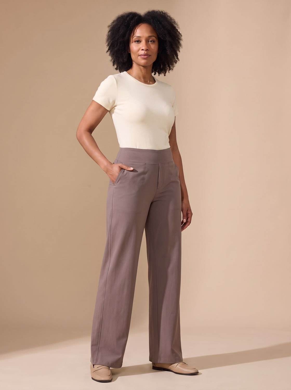 Detalle de la cintura elástica del pantalón de talle alto TAMARINA