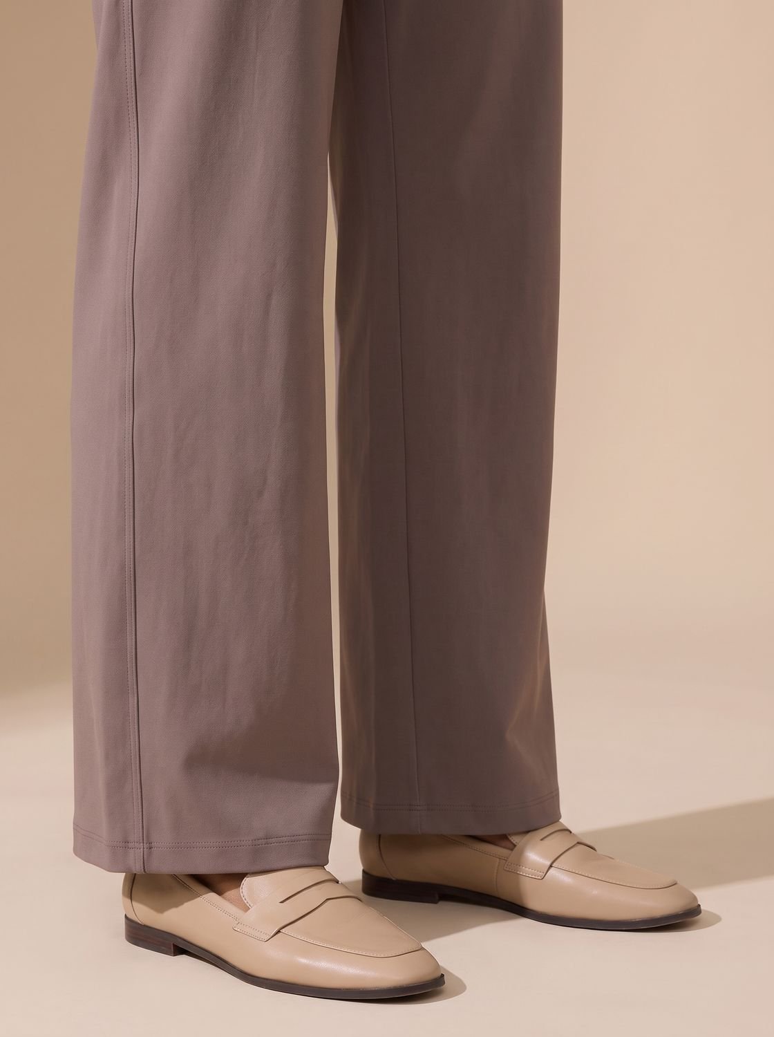 Mujer luciendo el pantalón TAMARINA combinado con blusa