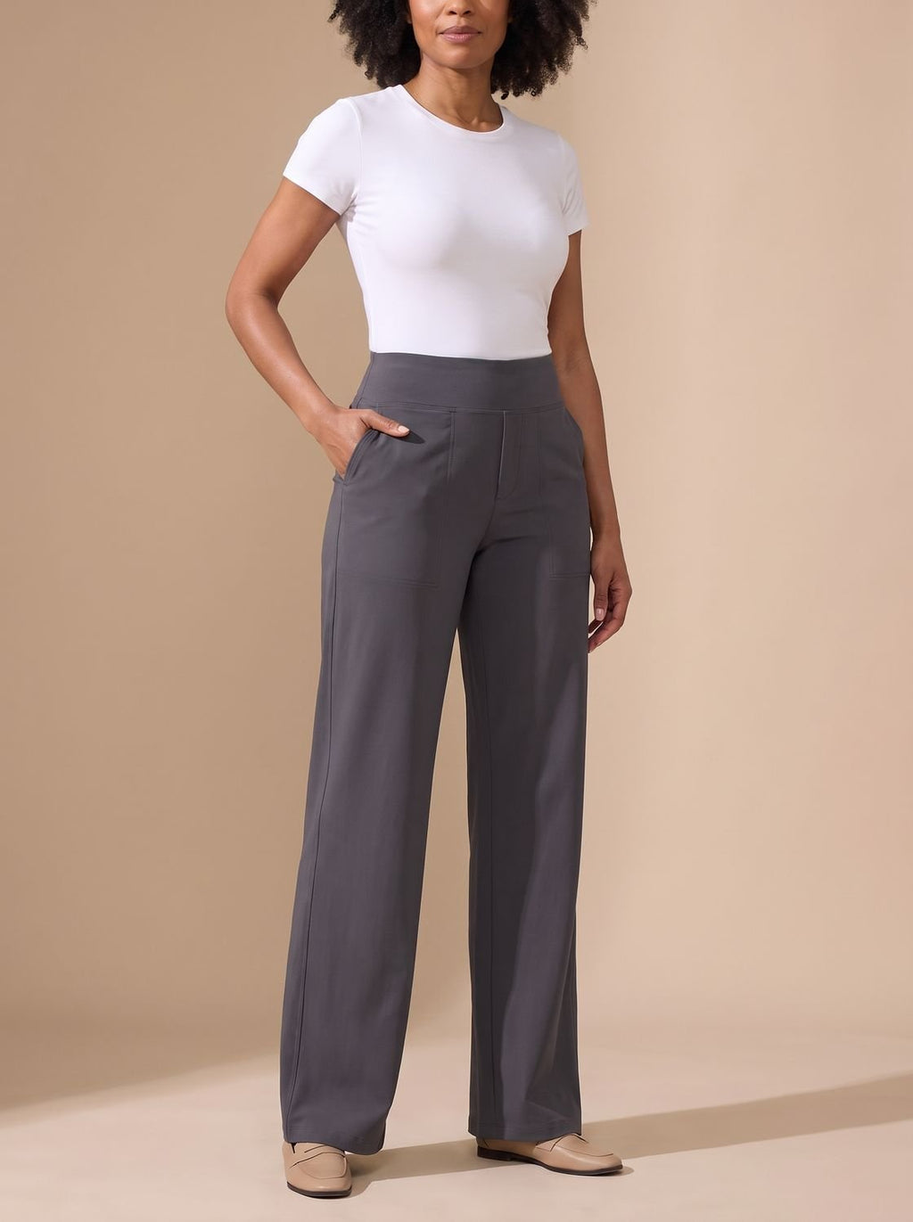 Pantalón TAMARINA combinado con jersey para look casual