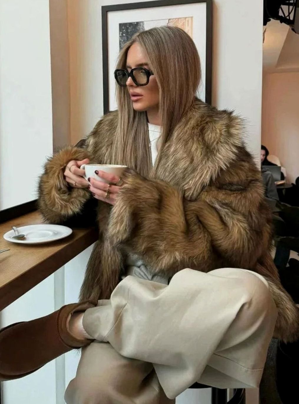 Silueta oversize del abrigo de pelo sintético marrón para mujer