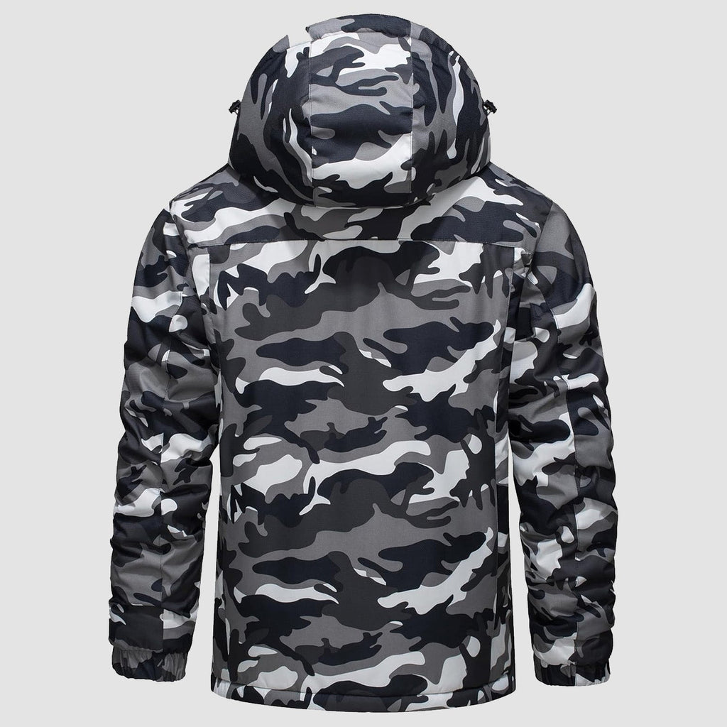 Chaqueta TUNDRAXX color verde militar en actividad al aire libre