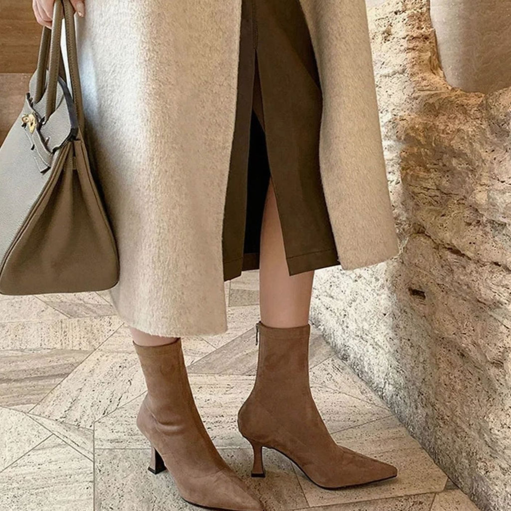 Botines calcetín combinados con vaqueros anchos y blazer