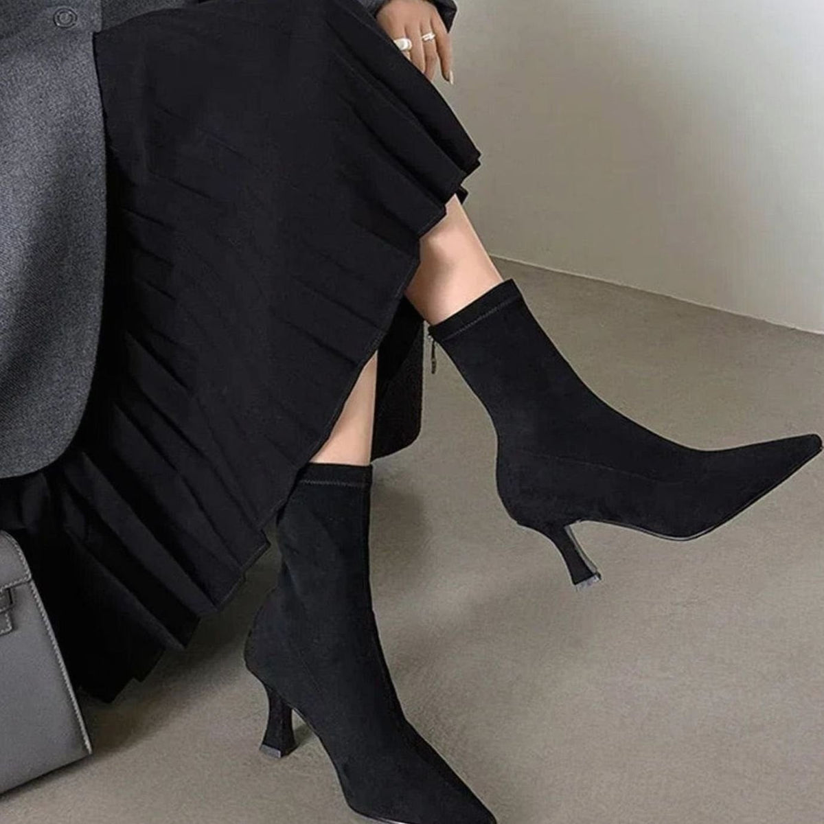 Botines kitten heel combinados con falda midi para look de oficina