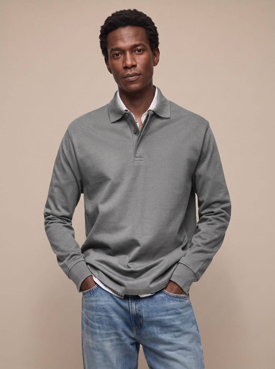 Polo negro de manga larga combinado con chinos