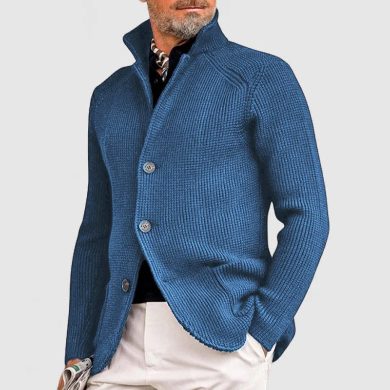 Cárdigan Woodrow combinado con camisa para un estilo semi-formal