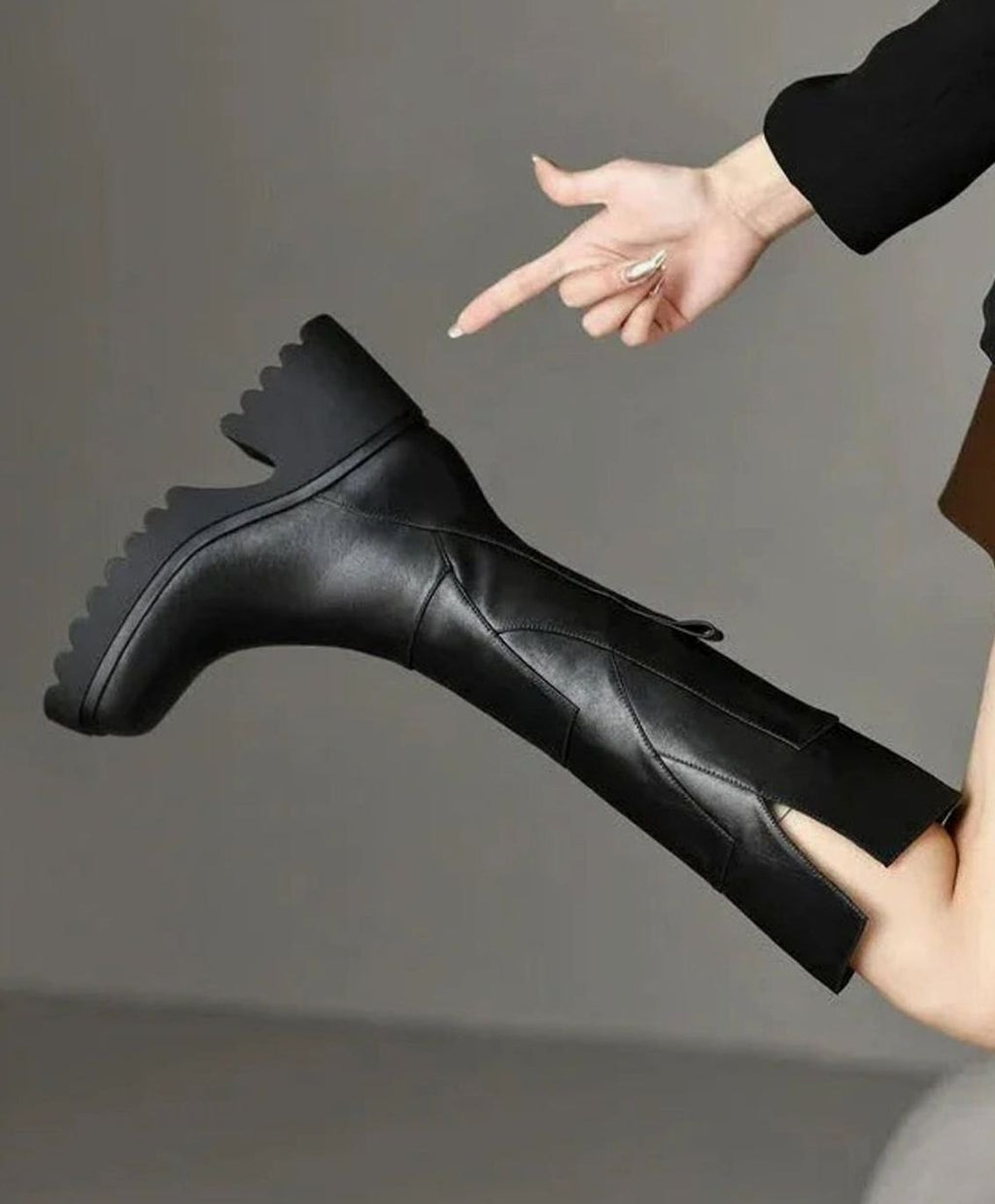 Botas altas YALIRA en color negro sobre fondo neutro
